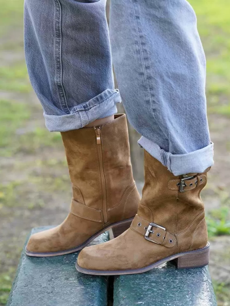 Mariquita Trasquilá Street Style^BOTTES BIKER MEDIA CANA Camel